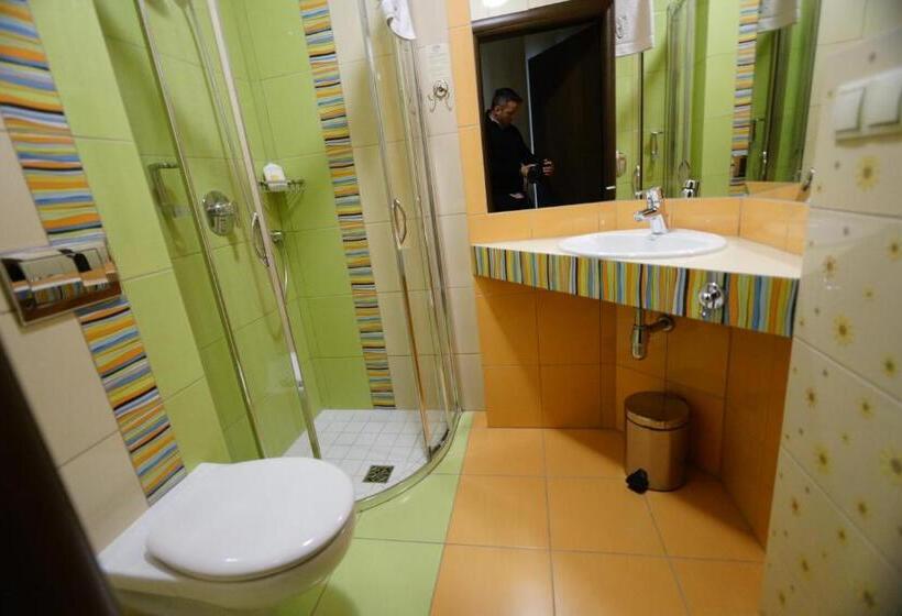 스탠다드 싱글 룸, Fajkier