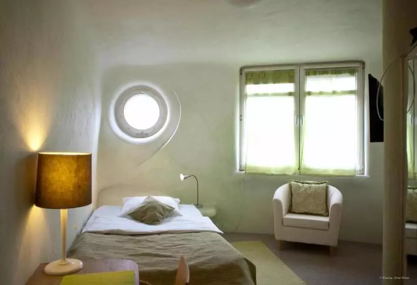 Standard Single Room, Georg