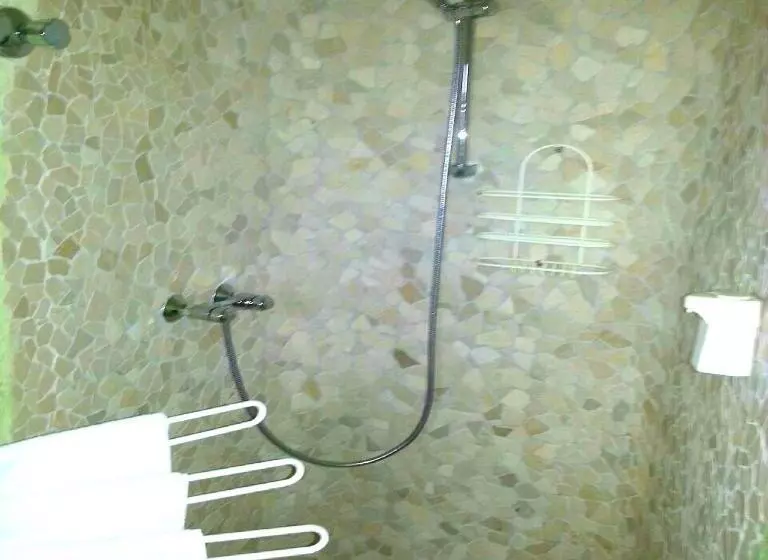 Standard Single Room, Georg