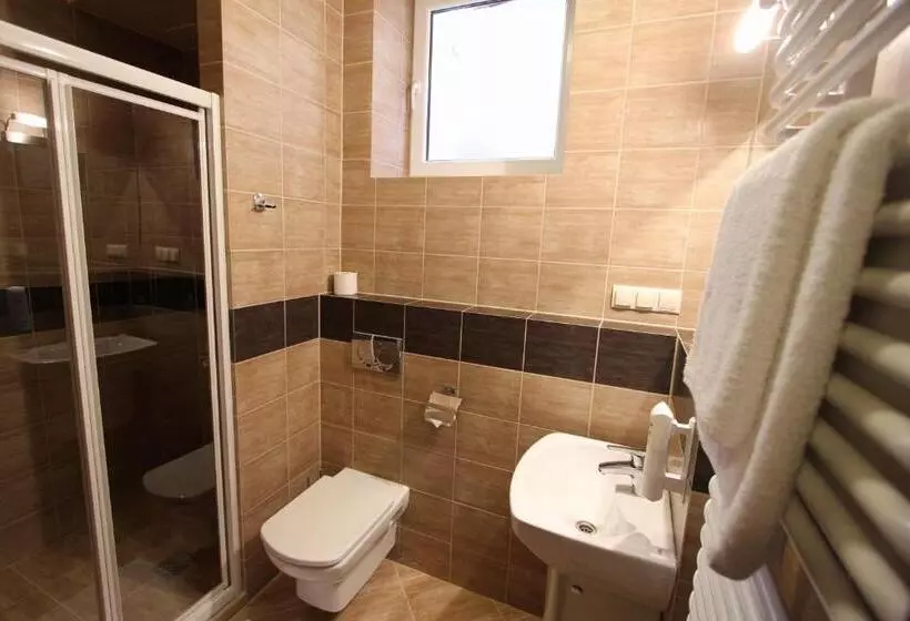 اتاق استاندارد سه نفره, Na Rogatce