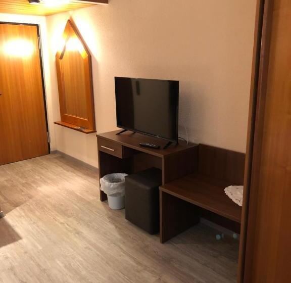 标准单人间, Poseidon