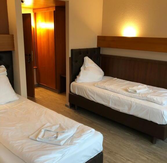 标准三人间, Poseidon