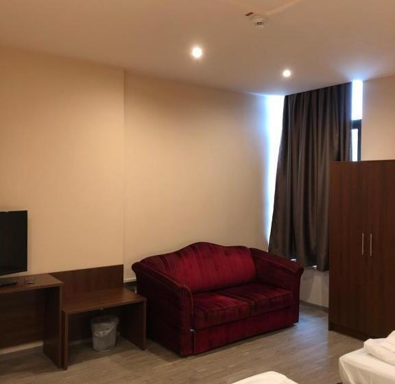 标准三人间, Poseidon