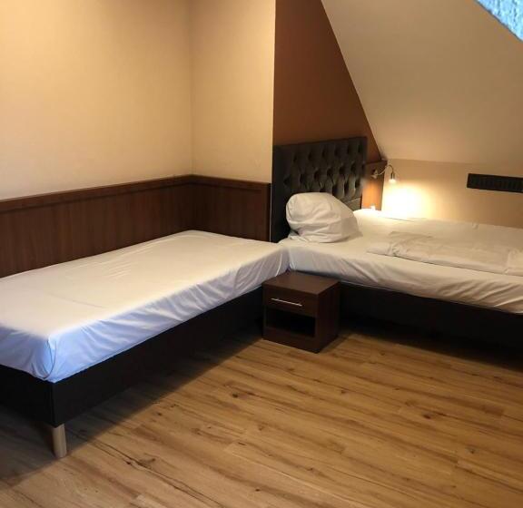 标准三人间, Poseidon