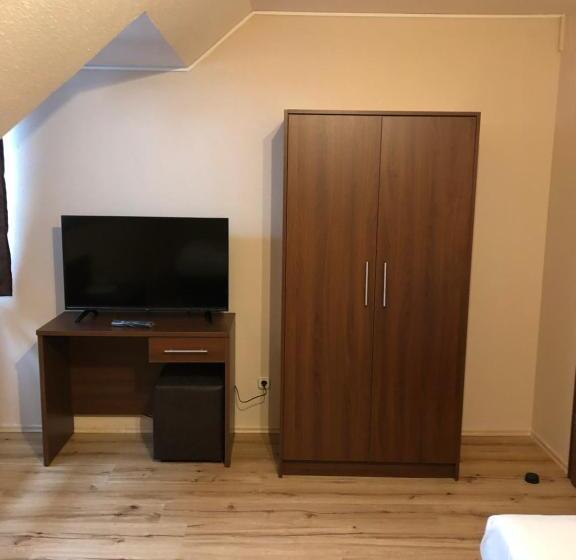 标准三人间, Poseidon