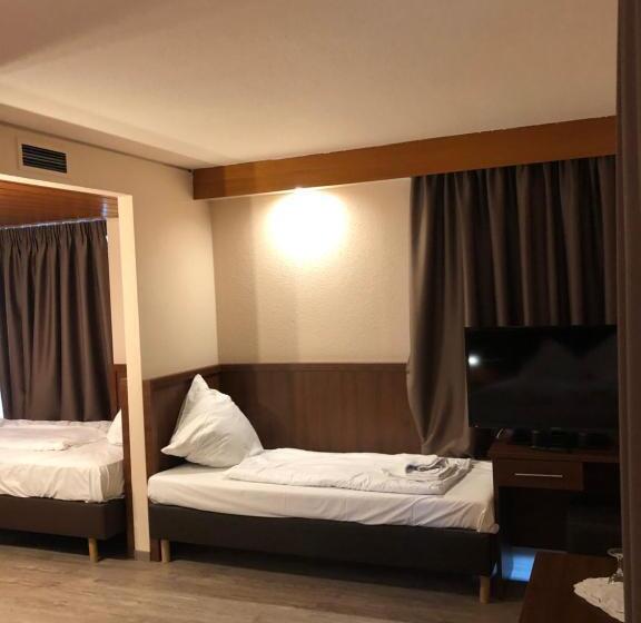 四人标准间, Poseidon