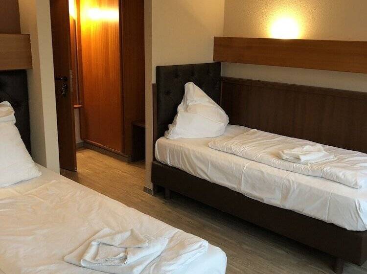 标准三人间, Poseidon