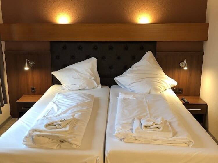 标准三人间, Poseidon