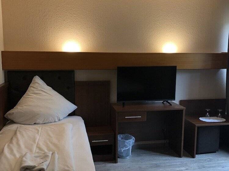 标准三人间, Poseidon