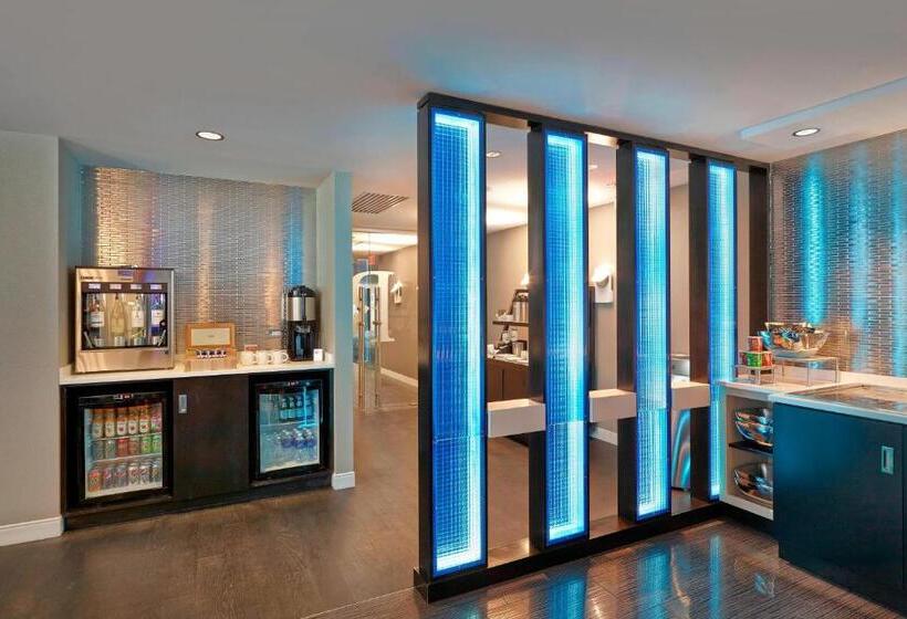 غرفة كلوب, Renaissance Edmonton Airport