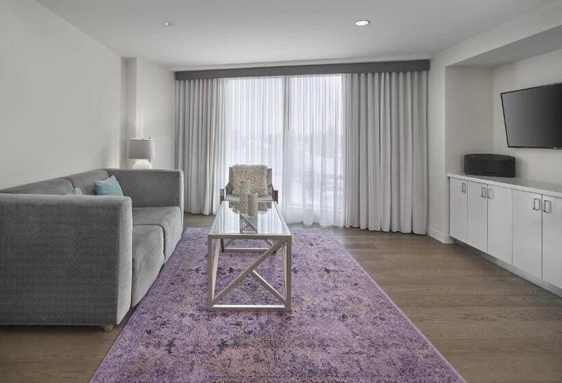 جناح كلوب, Renaissance Edmonton Airport