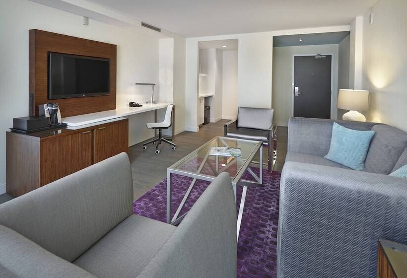 جناح كلوب, Renaissance Edmonton Airport