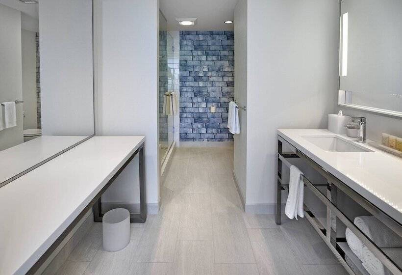 جناح كلوب, Renaissance Edmonton Airport