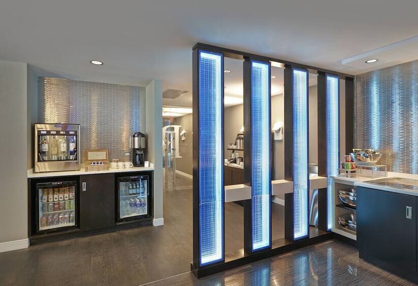 جناح كلوب, Renaissance Edmonton Airport