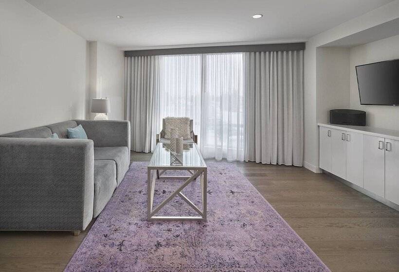 جناح كلوب, Renaissance Edmonton Airport