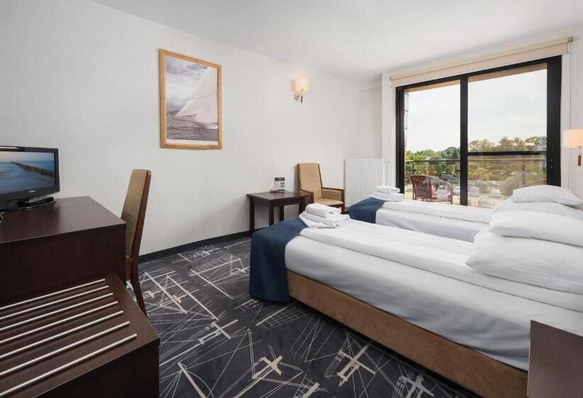 اتاق استاندارد, Restauracja Faleza