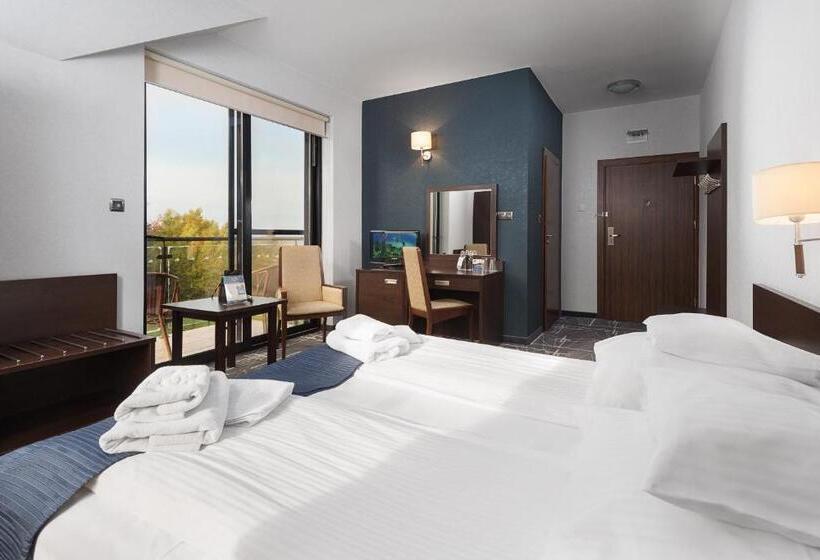 اتاق اساندارد با چشم‌انداز جانبی به دریا, Restauracja Faleza