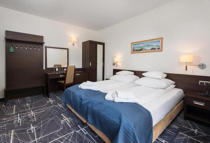 اتاق اساندارد با چشم‌انداز جانبی به دریا, Restauracja Faleza