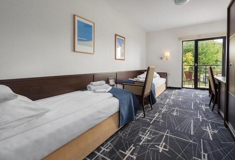 اتاق اساندارد با چشم‌انداز جانبی به دریا, Restauracja Faleza