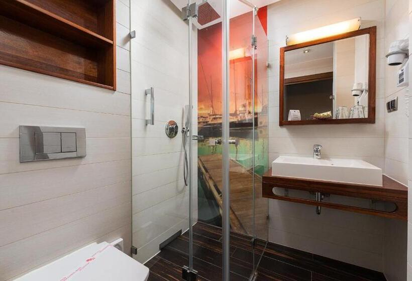 اتاق اساندارد با چشم‌انداز جانبی به دریا, Restauracja Faleza