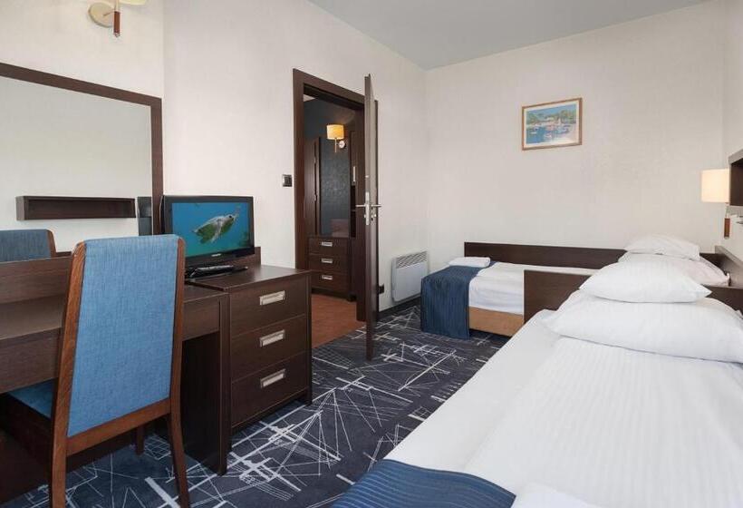 بانگلوی استاندارد با چشم‌انداز دریا, Restauracja Faleza