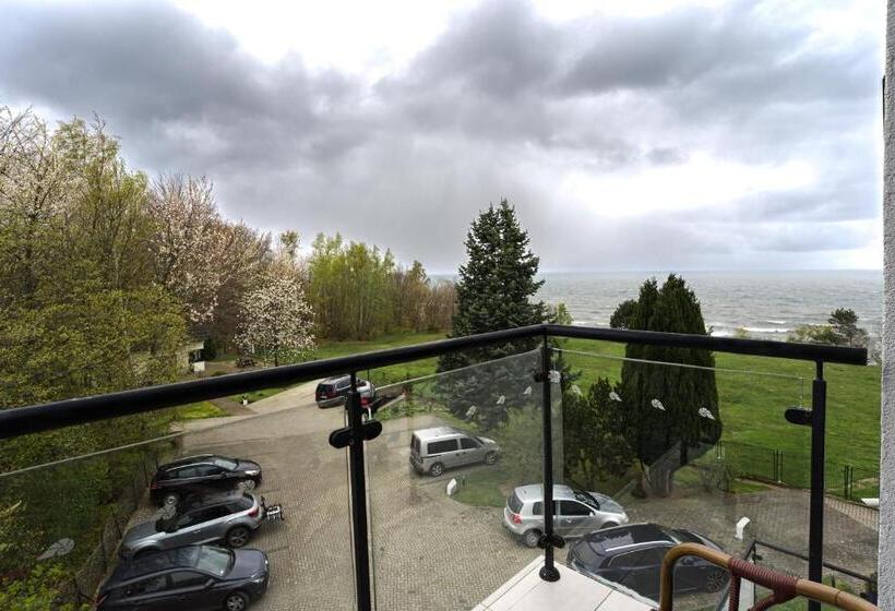 اتاق اساندارد با چشم‌انداز جانبی به دریا, Restauracja Faleza