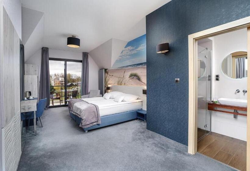 اتاق اساندارد با چشم‌انداز جانبی به دریا, Restauracja Faleza