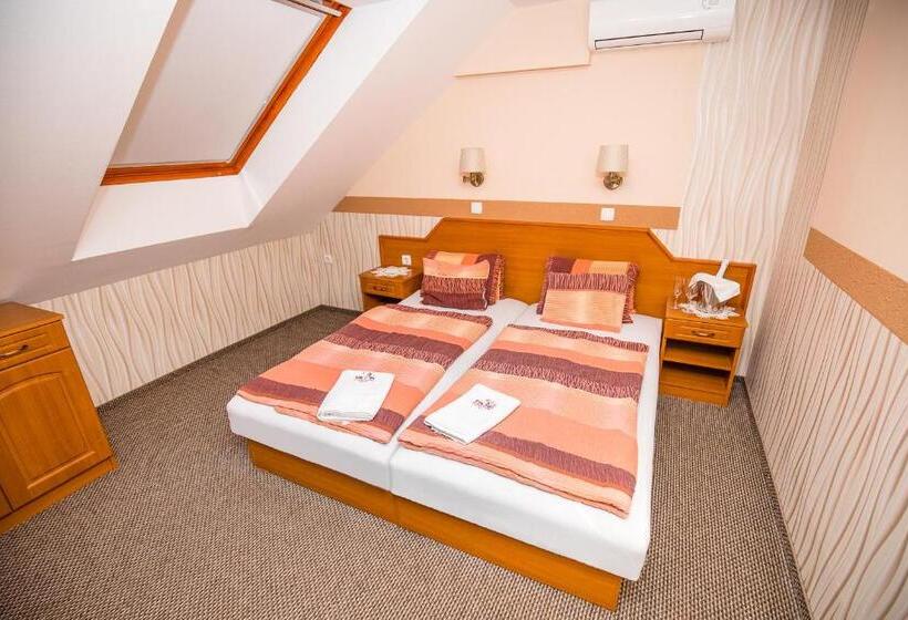 اتاق سوپریور چهار تخته, Tinódi Fogadó