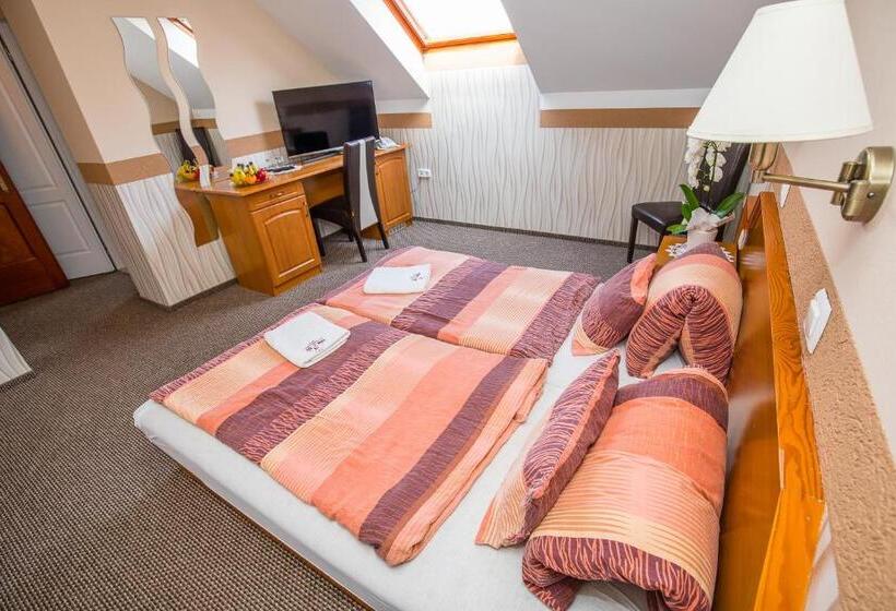 اتاق سوپریور, Tinódi Fogadó