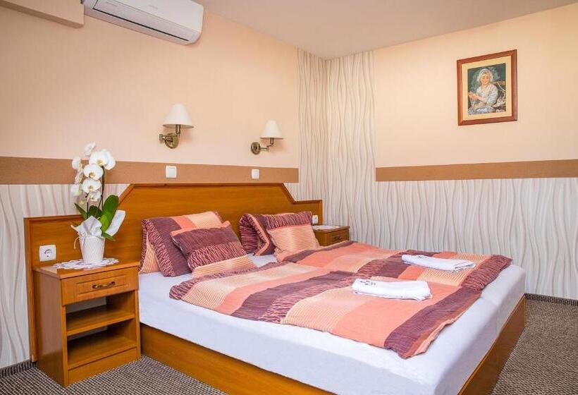 اتاق سوپریور, Tinódi Fogadó