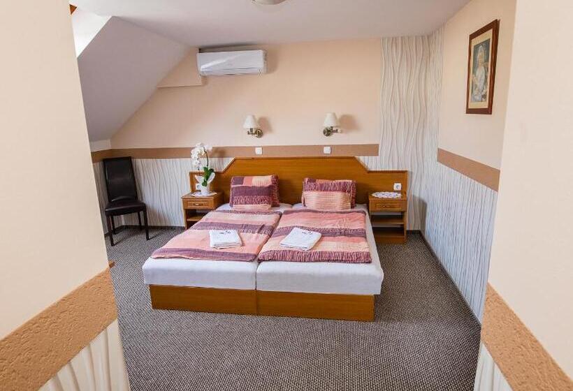 اتاق سوپریور, Tinódi Fogadó