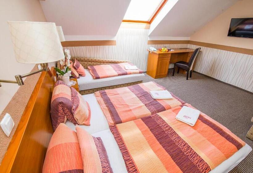 اتاق سوپریور سه تخته, Tinódi Fogadó