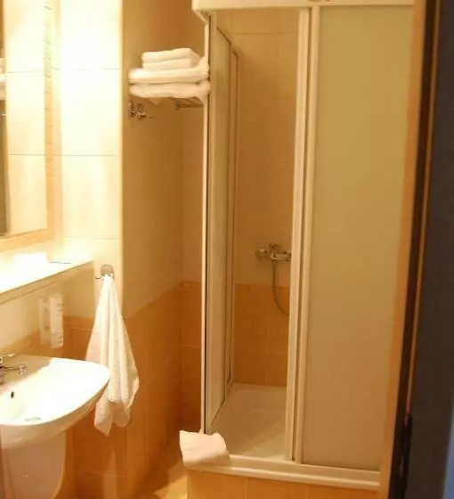 Standard Kolmen Hengen Huone, Wodnik