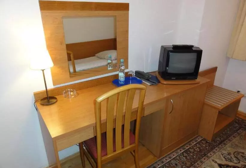 Standard Yhden Hengen Huone, Zamkowy