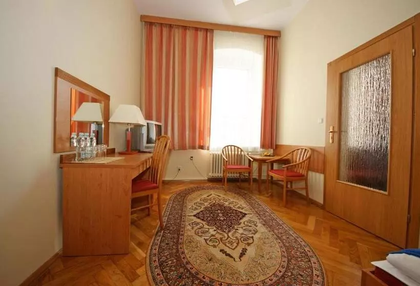 Classic Kolmen Hengen Huone, Zamkowy