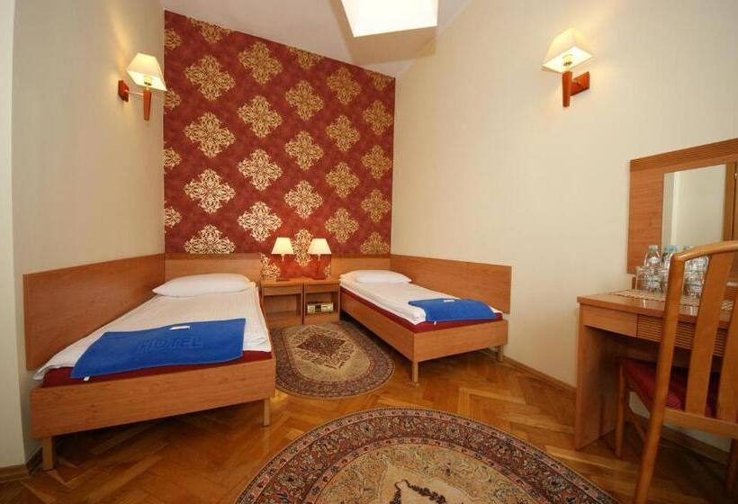 חדר קלאסי לשלושה, Zamkowy