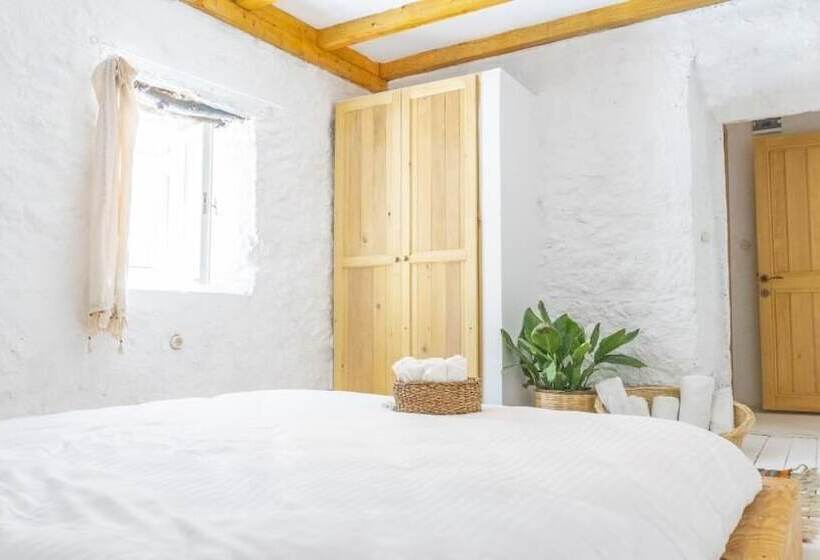 Quarto Estandar, Bo Alacati