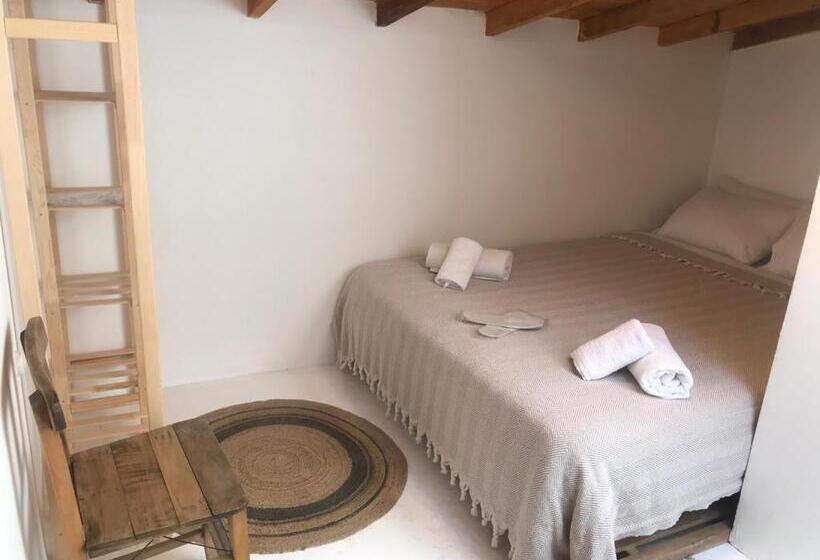 Quarto Estandar, Bo Alacati