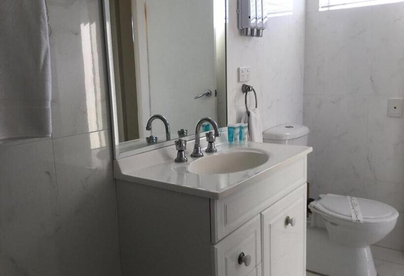 חדר משפחתי, Oceanside Hawks Nest