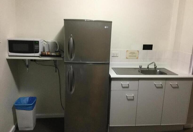 חדר משפחתי, Oceanside Hawks Nest