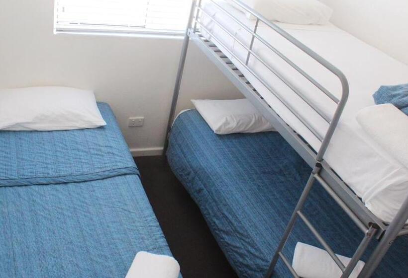 חדר משפחתי, Oceanside Hawks Nest