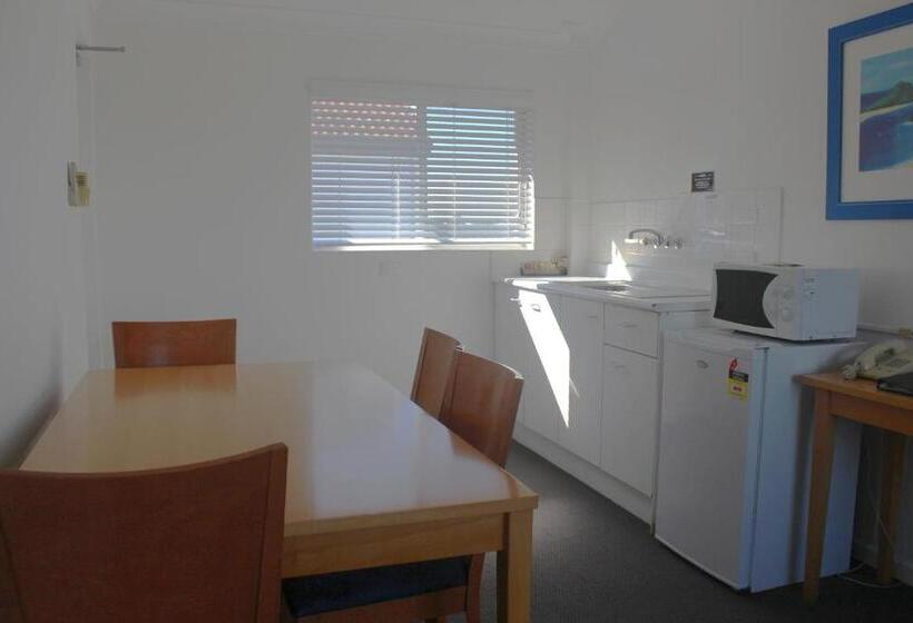 חדר משפחתי, Oceanside Hawks Nest