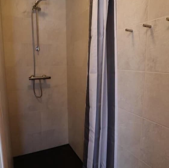 اتاق استاندارد سه تخته با سرویس بهداشتی مشترک, Sandhaugar Guesthouse