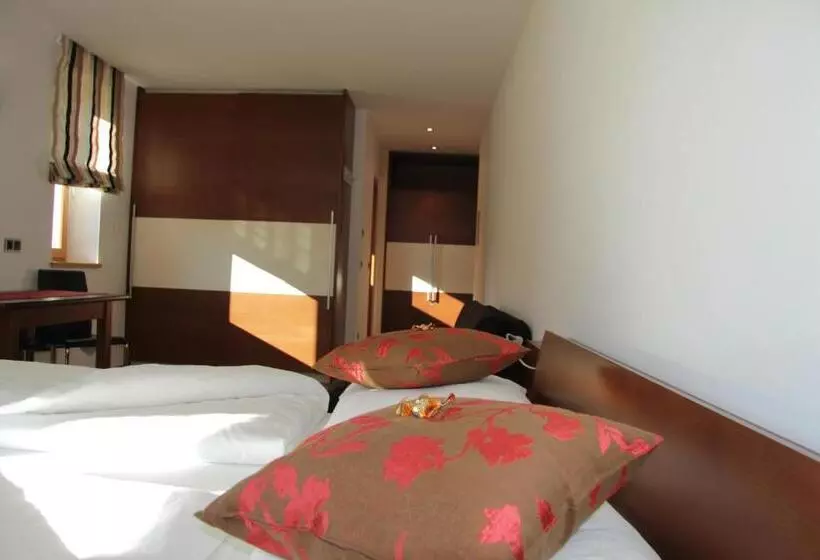 اتاق استاندارد چهار تخته, Garni Hotel Am Burghuegel