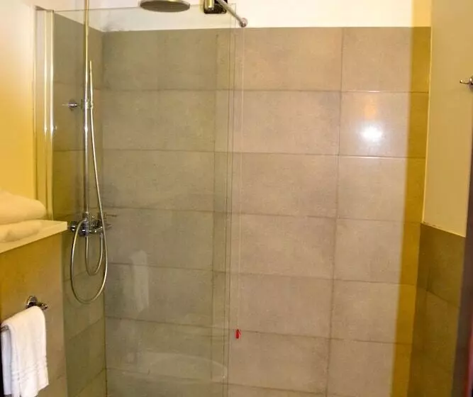 اتاق استاندارد سه نفره, Europa Varese