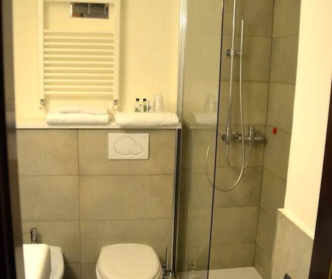 اتاق استاندارد سه نفره, Europa Varese