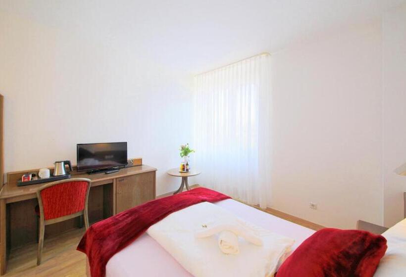 غرفة قياسية فردية, Kick