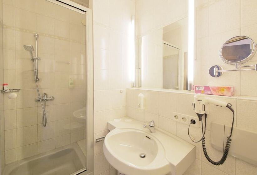 غرفة قياسية ثلاثية, Kick