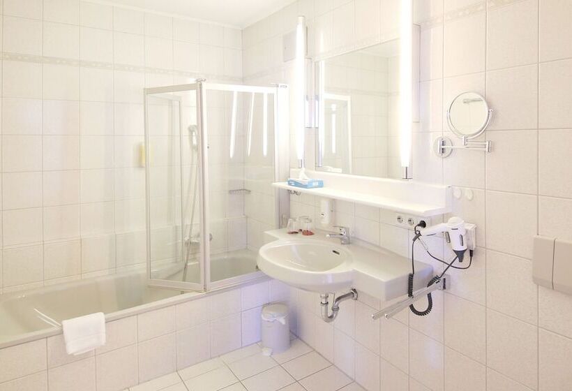 غرفة قياسية ثلاثية, Kick