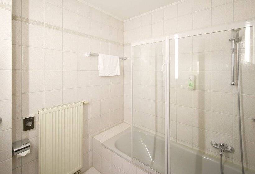 غرفة قياسية ثلاثية, Kick